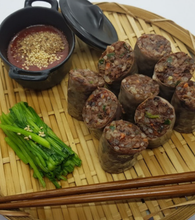 Load image into Gallery viewer, 우리맛 토종 순대 천연돈장 1KG +우맛순 모듬 내장  (간 허파 염통 오소리감투 소창) 1kg Korean Vegetable Sausage + Boiled Pork Intestines
